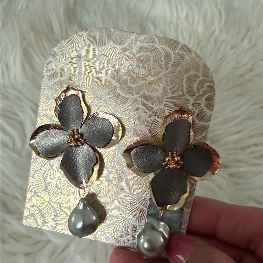 nOir Jewelry Gray and Gold Floral Earrings NWOT